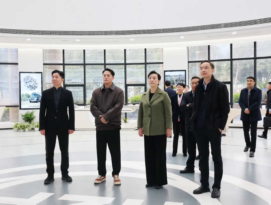 Çin Xalq Siyasi Məşvərət Konfransının (CPPCC) Hangzhou Bələdiyyə Komitəsinin sədri Wang Wenxu Zhaofeng Co., Ltd.-ni araşdırır.
